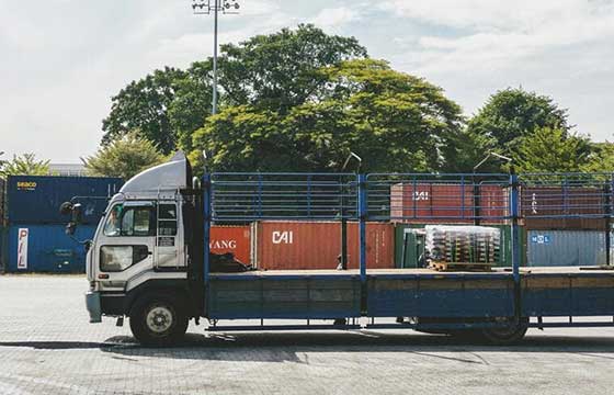 コンテナを運搬するトラック（イメージ）