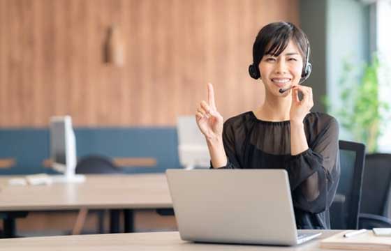 コンタクトセンターのメリットを伝える女性オペレーター（イメージ）